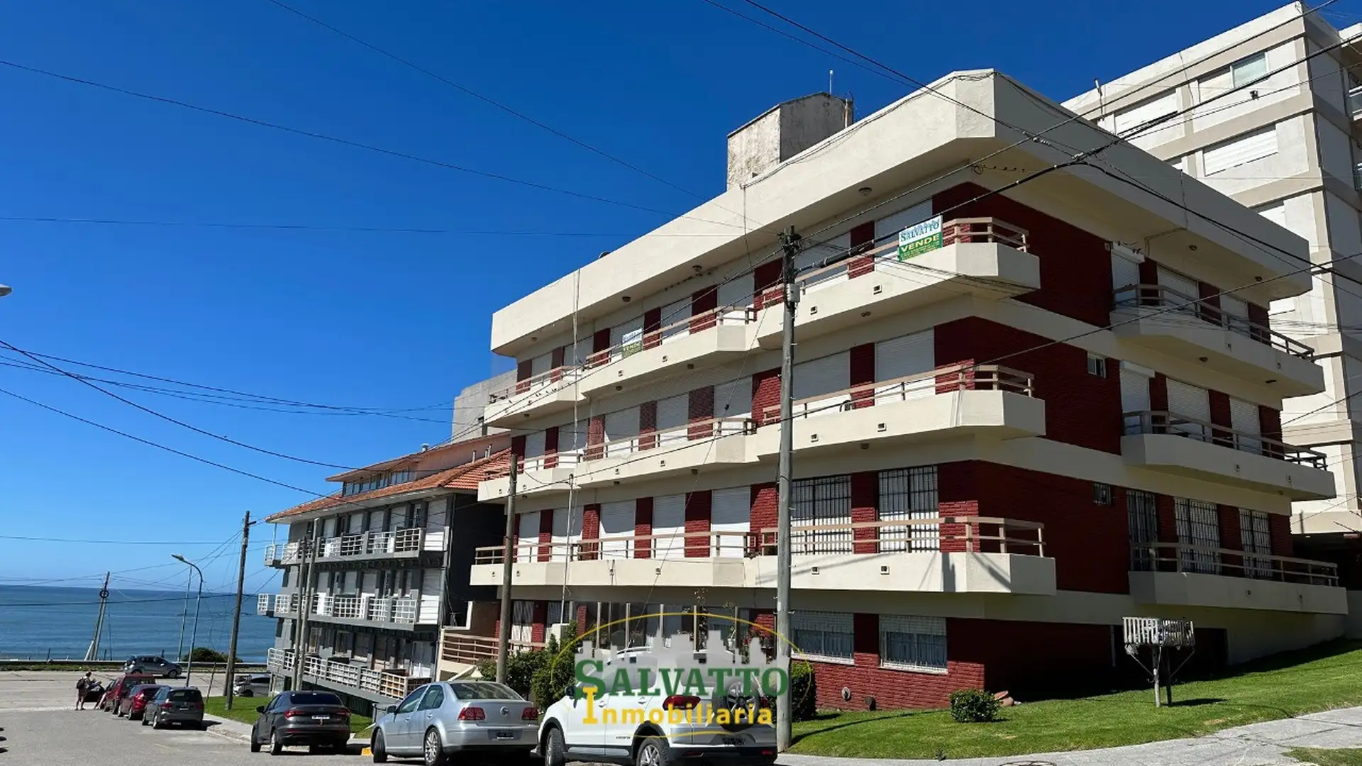 Departamento de 4 ambientes con 2 cocheras cubiertas, terraza propia y vista al mar