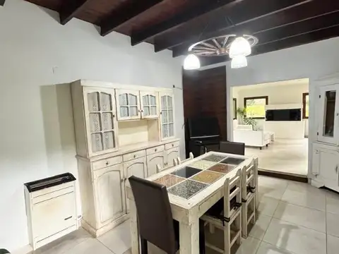 Casa 4 ambientes con 2 baños