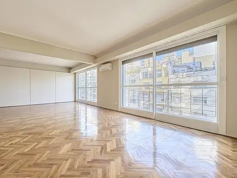 Av. Callao y ¨Posadas. Piso alto con balcón. 3 dormitorios. Cochera. A nuevo. Recoleta
