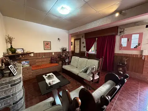 Casa 6 ambientes con 2 baños