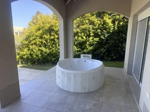 Casa en Alquiler con 2 cocheras