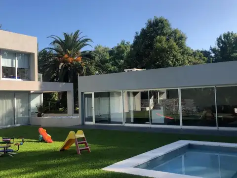 Casa en venta - 4 Dormitorios 5 Baños - Temperley