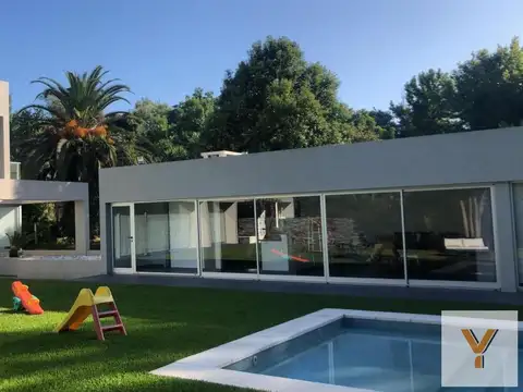 Casa en venta - 4 Dormitorios 5 Baños - Temperley