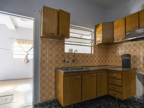 Casa 8 ambientes con 2 baños