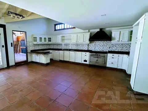 Casa en Venta con 4 cocheras
