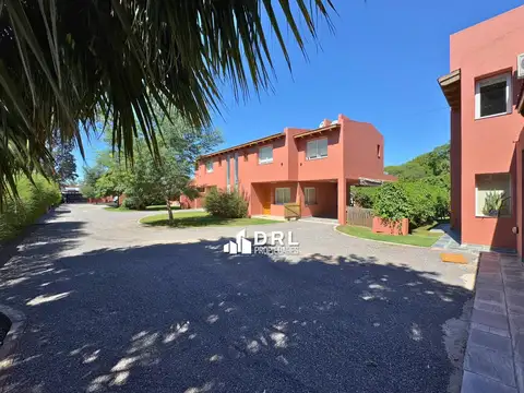 Casa en Alquiler con 2 cocheras