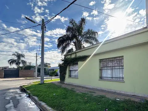 Casa de 4 ambientes en Temperley Este con cochera