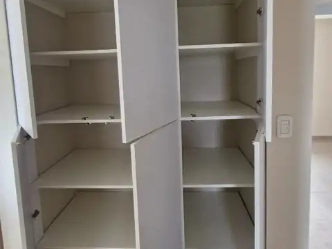 Casa en Alquiler con 2 cocheras
