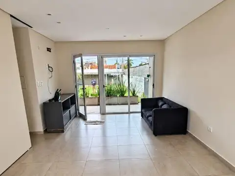 Casa en Alquiler con 2 cocheras