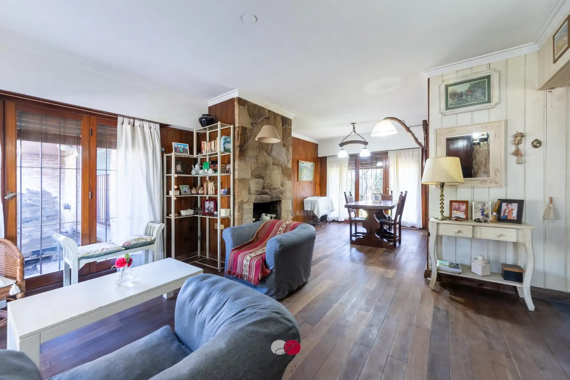 Chalet 4 amb, 217m² en Los Pinares con quincho y departamento
