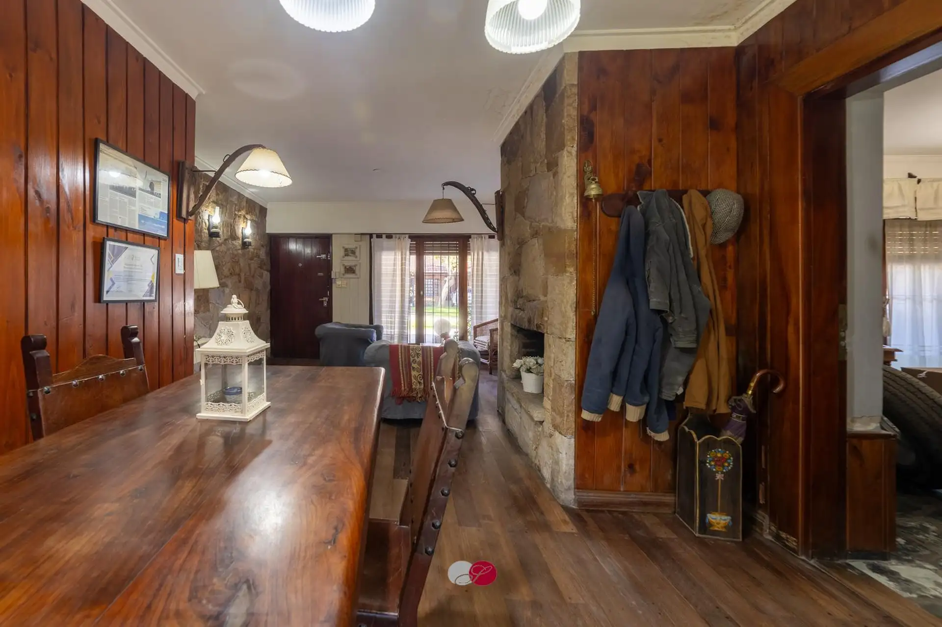 Chalet 4 amb, 217m² en Los Pinares con quincho y departamento