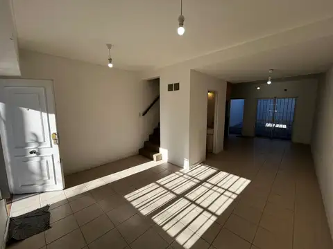 Depto Tipo Casa en Alquiler de 3 ambientes