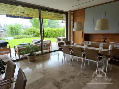 Casa 6 ambientes con 5 baños