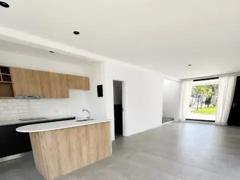 Casa en Alquiler con 2 cocheras