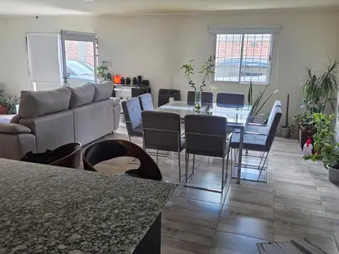 Casa 10 ambientes con 3 baños