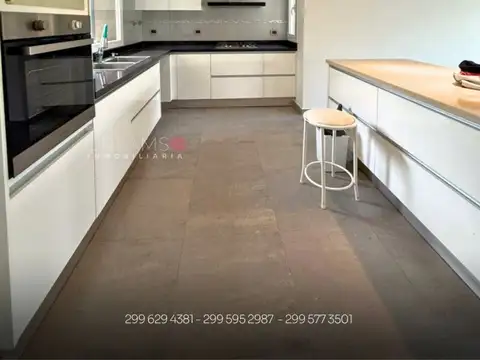 Casa en Alquiler con 3 cocheras