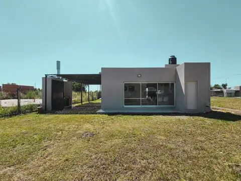 Casa 3 ambientes con 2 baños