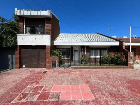 VENTA CASA 4 AMBIENTES CON COCHERA Y PATIO CON PARRILLA