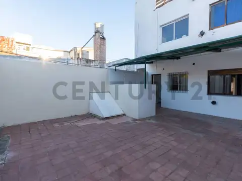 PH en venta de dos dormitorios con patio en La Plata APTO BANCO