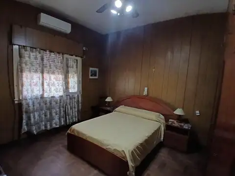 Venta- Casa de 6 ambientes en Santos Lugares - acepta permuta
