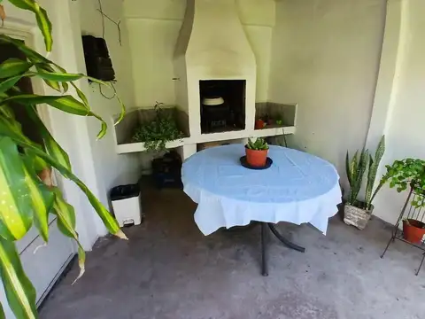 Casa 6 ambientes con 2 baños