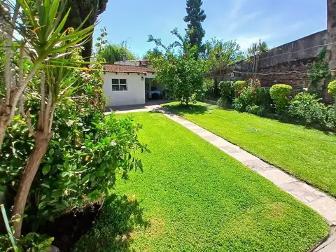 Venta- Casa de 6 ambientes en Santos Lugares - acepta permuta