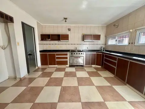 Casa de 3 dormitorios con patio y cochera en venta en La Plata sobre Calle 507 [Cod: 00744]