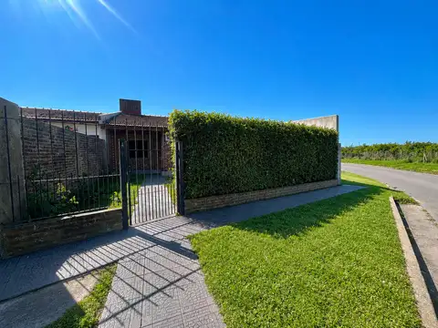 Casa de 3 dormitorios con patio y cochera en venta en La Plata sobre Calle 507 [Cod: 00744]