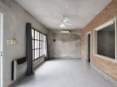 Casa 9 ambientes con 2 baños
