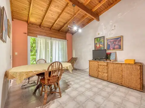 Casa 7 ambientes con 2 baños