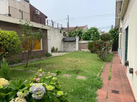 *CASA DE 4 AMB. EN 2 PLANTAS *SOBRE 2 LOTES *A MODERNIZAR