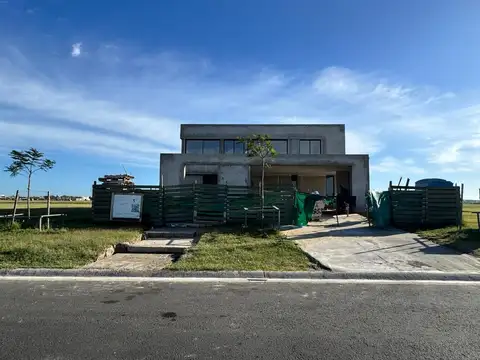 Casa 7 ambientes con 4 baños