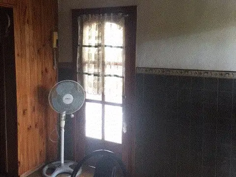 CASA SOBRE LOTE DE 8,56 x 40,00.-PERMUTA DPTO-LOMAS