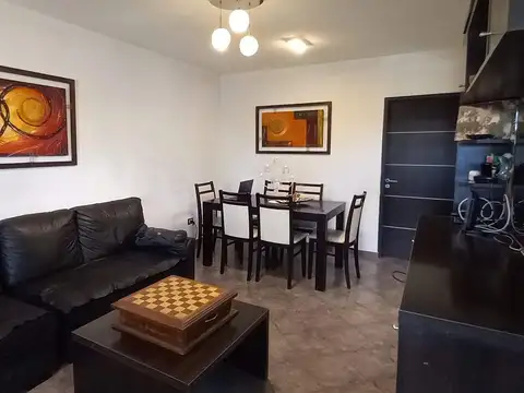 Casa 8 ambientes con 2 baños