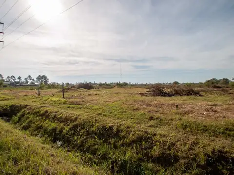 SE VENDE AMPLIO LOTE SOBRE ASFALTO
