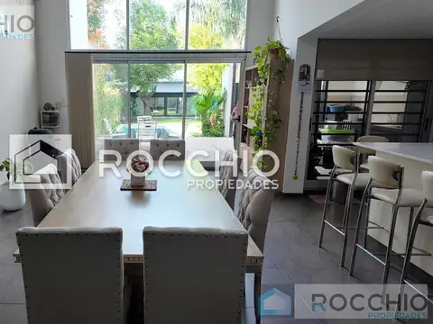 Casa en Venta con 2 cocheras