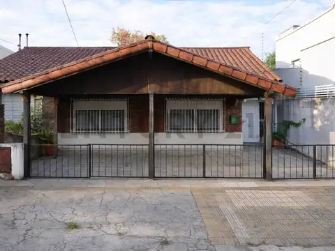 Chalet 4 ambientes en venta en Haedo con parque, galería cubierta y cochera - To