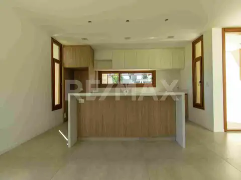 Casa en Alquiler con 1 cochera