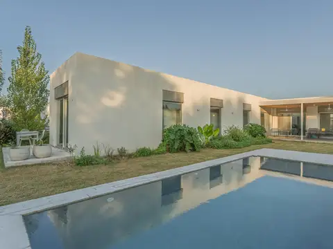 Casa en Venta con 4 cocheras