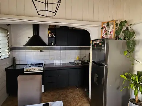 Casa 3 ambientes con fondo y pileta