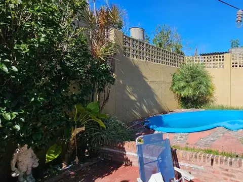 Casa 3 ambientes con fondo y pileta