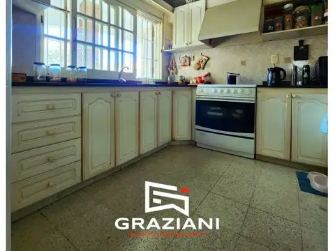 VENTA- CASA DE 3 DORMITORIOS- 3 BAÑOS Y COCHERA. EN ESQUINA. HERMOSA