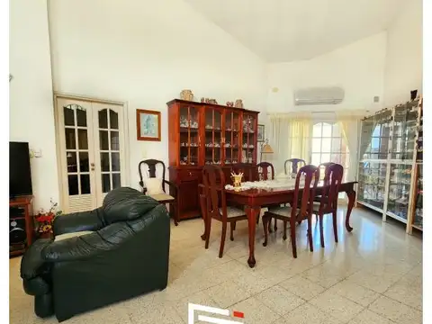 Casa 10 ambientes con 3 baños