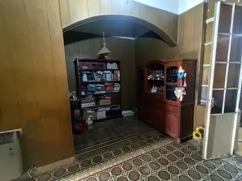 CASA,  3 DORMITORIOS EN BARRIO VELEZ SARSFIELD.