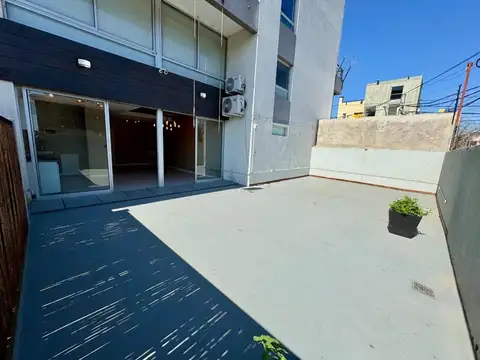 Departamento loft 3 ambientes con patio en venta Pilar