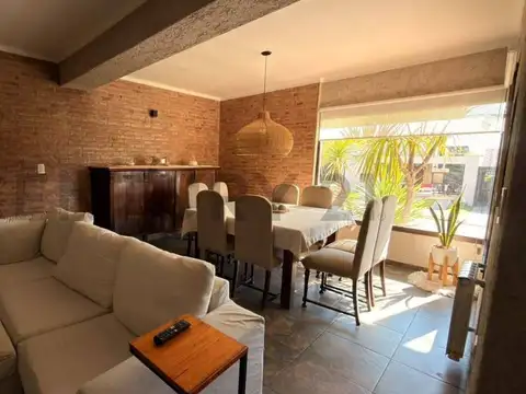 Casa en Venta con 2 cocheras
