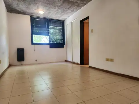 ¡Monoambiente en 2° piso por escaleras!