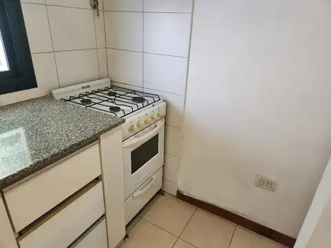 ¡Monoambiente en 2° piso por escaleras!