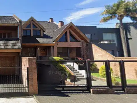 IMPORTANTE CASA EN VENTA DE 4 DORMITORIOS EN GRAN LOTE DE 450m2