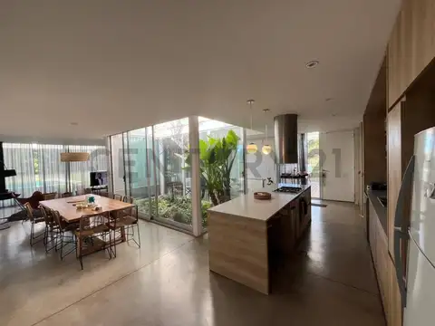 Casa en Alquiler con 1 cochera